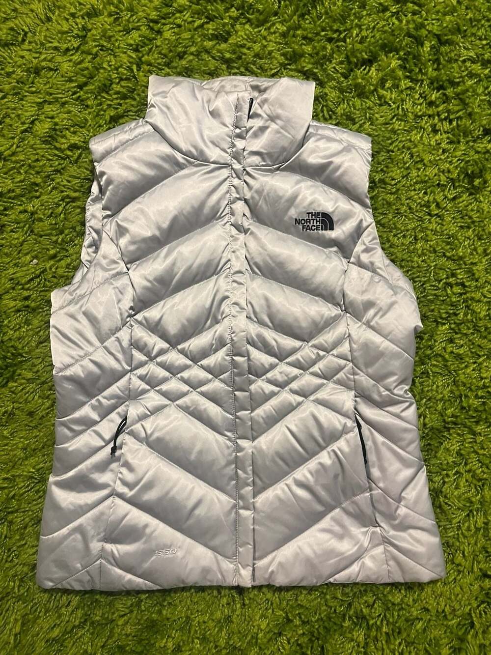 The North Face 550 Down Puffer Vest Womens Small Silver Quilted Zip Vest